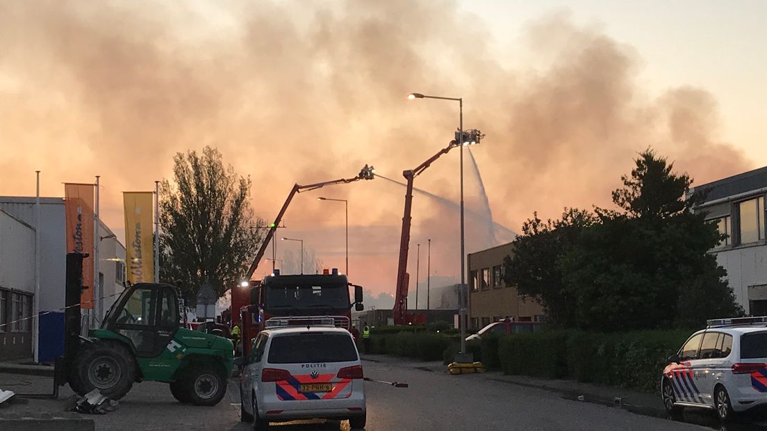 Er werd met meerdere brandweerteams uit de regio geblust