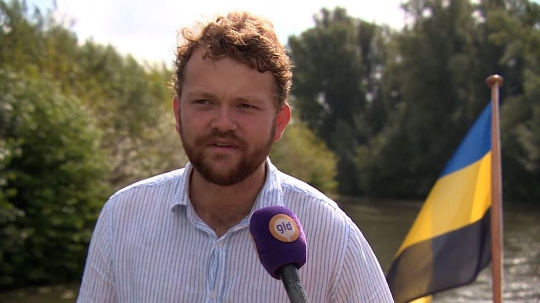 Frits van Verschuer vaart voor het eerst uit met passagiers op de boot.