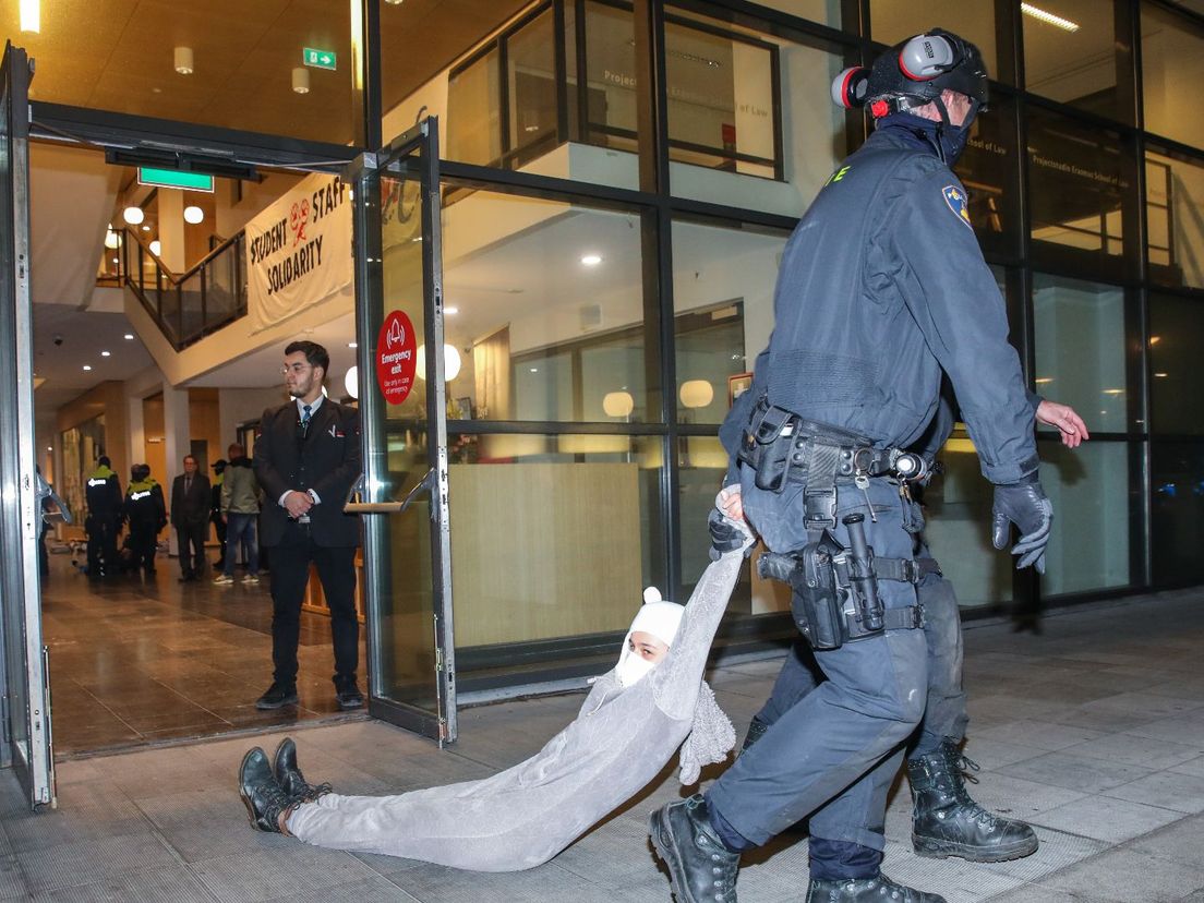 Een demonstrant wordt weggesleept uit het pand van de Erasmus Universiteit