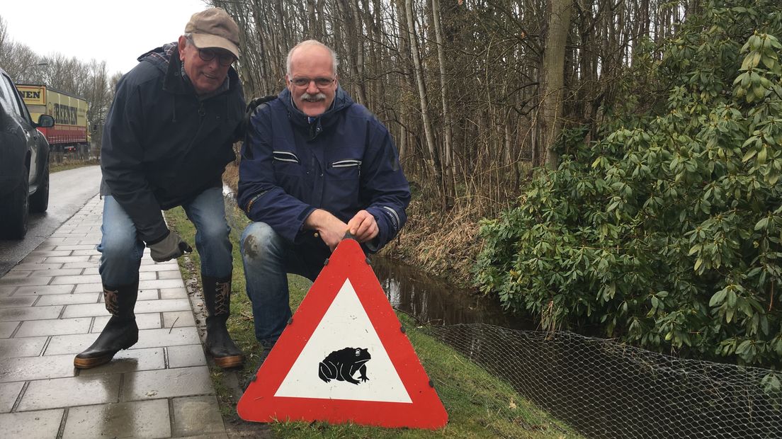 Hans Simonse en Henk Remijn waarschuwen de weggebruikers voor de paddentrek