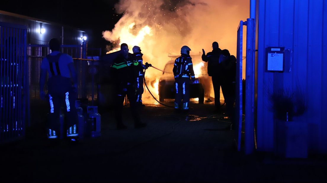 Fikse vlammen bij een autobrand in Kampen.
