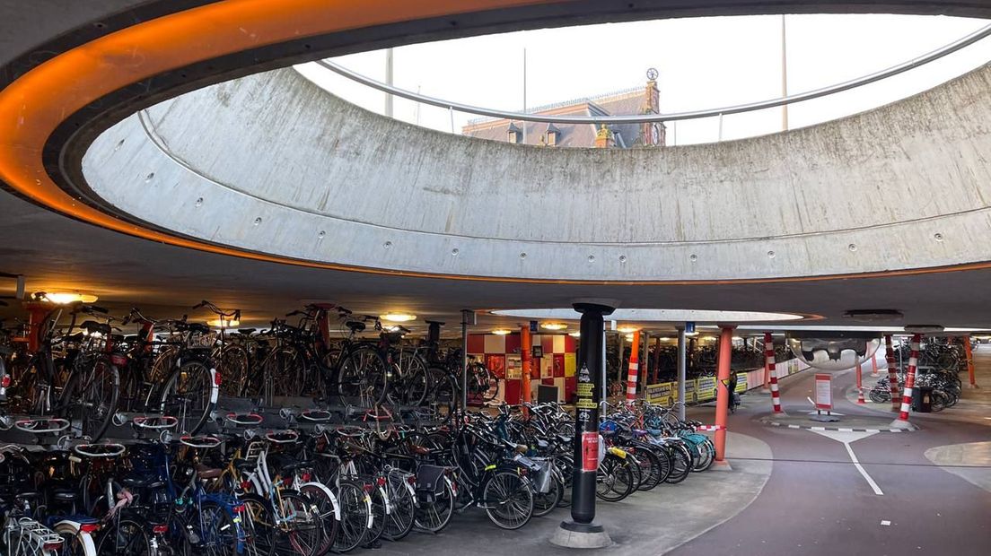 De half-ondergrondse fietsenstalling van het Stadsbalkon