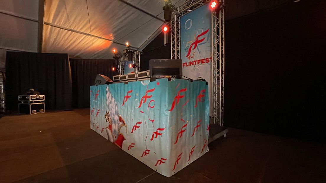 Van voldoende bier tot de DJ-booth, alles is gereed in de grote Flintfest-feesttent