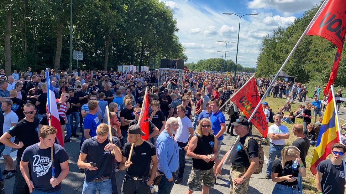 Afstand houden is moeilijk door de drukte.