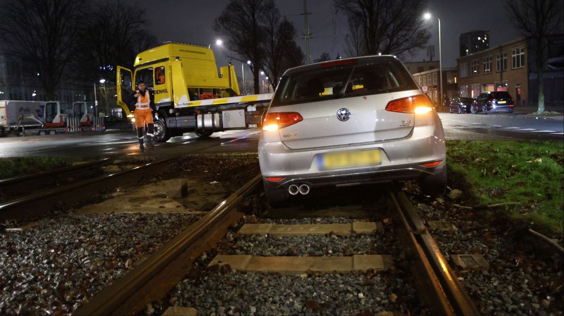 Auto neemt onverharde trambaan