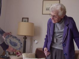 96-jarig lid FNV verrast met taart en bloemen: "Heel erg bijzonder"