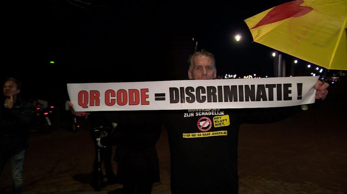 In Harderwijk protesteren mensen tegen het discrimineren van mensen die geen vaccinatie hebben.