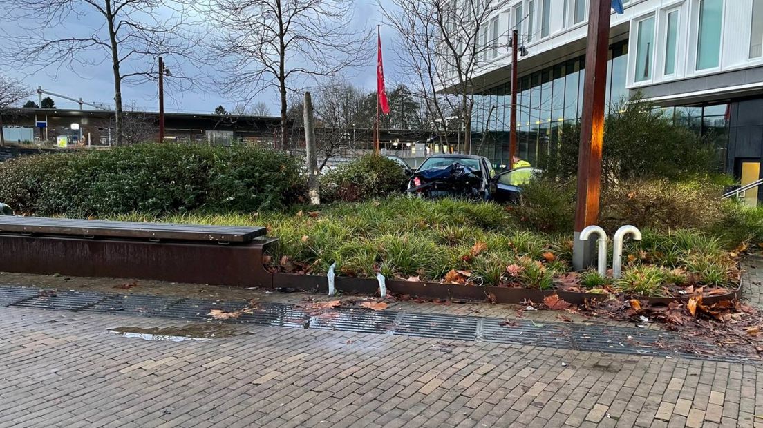 De auto belandde in de stationstuin bij Groningen Europapark