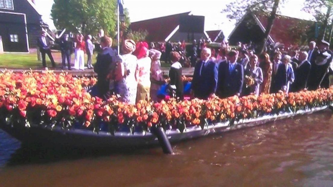 Koninklijke familie op boot uit Giethoorn
