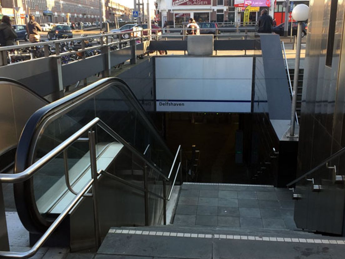 Ingang van het metrostation aan de Jan Kruijffstraat