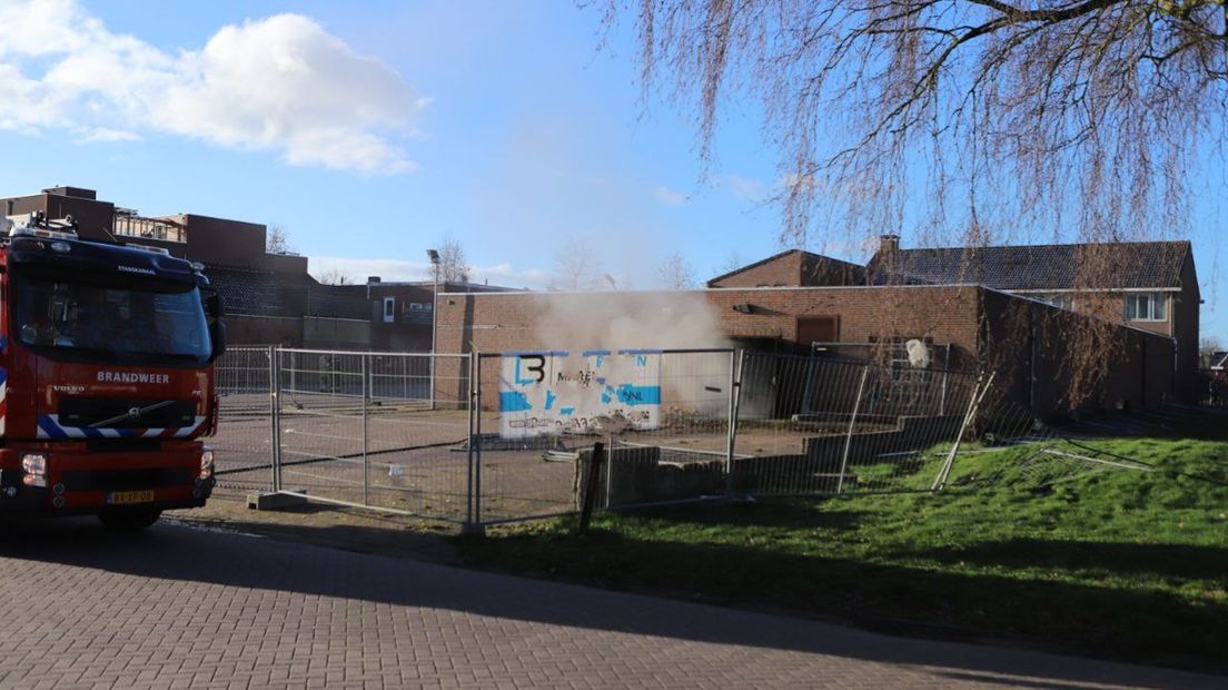 Buiten het pand is rook te zien