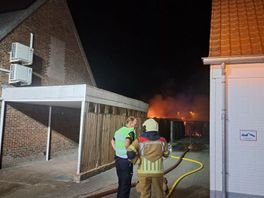 112 Nieuws: Groot tuinhuis gaat in vlammen op achter woning in Almelo
