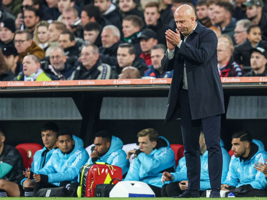 Arne Slot tijdens het duel tussen Feyenoord en Excelsior