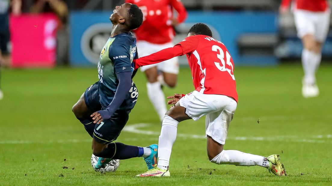 Djevencio van der Kust in duel met Issa Kallon van Cambuur