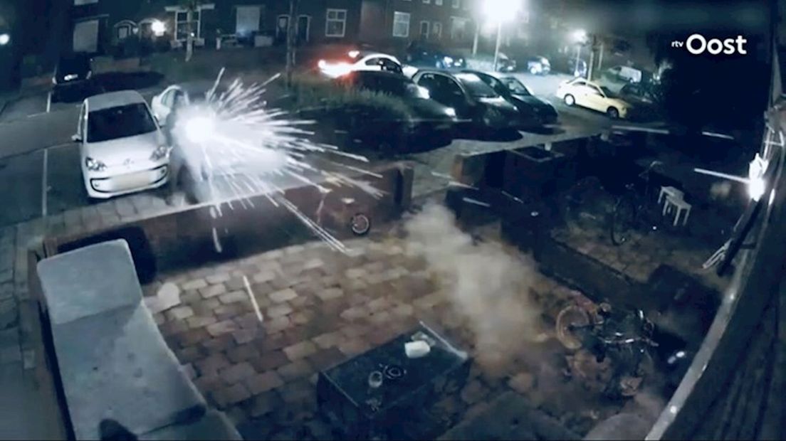 Beeld van de beschieting aan de Enschedese Benkoelenstraat