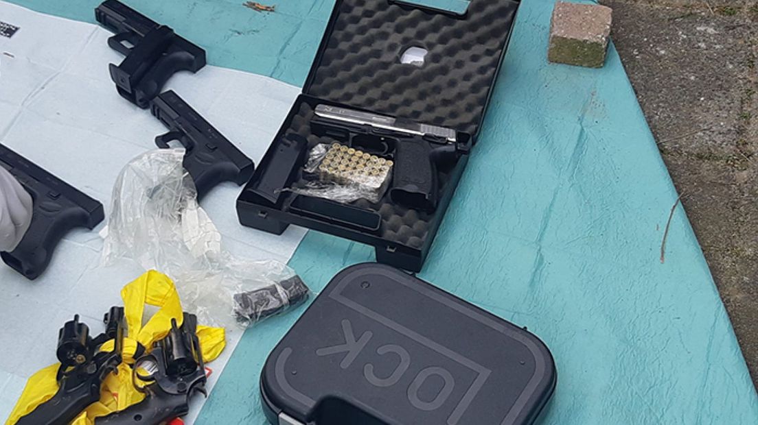 De politie heeft tientallen wapens gevonden in een schuurtje in Alphen aan den Rijn