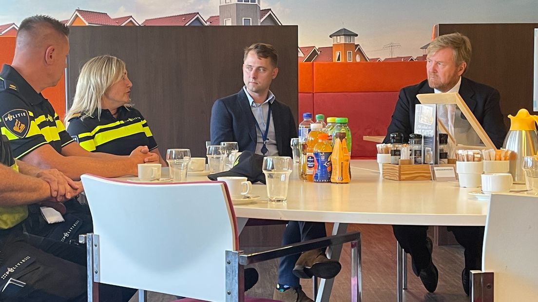 Koning Willem-Alexander praat met politieagenten
