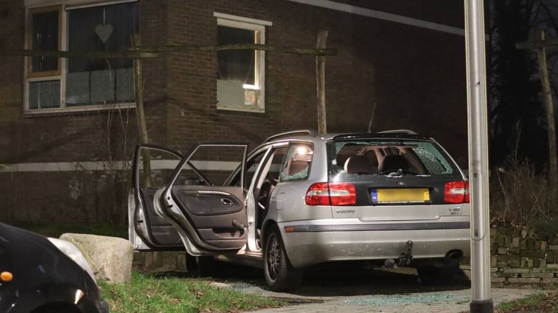 Een auto werd vernield in Deventer waarna drie personen werden aangehouden.