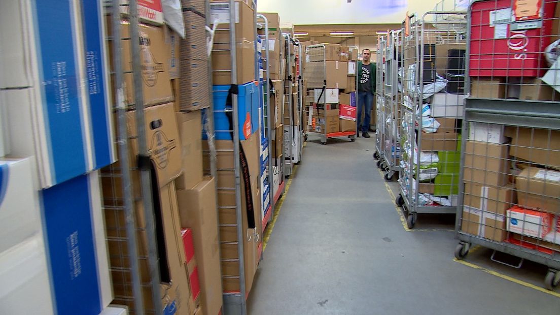 Tienduizenden pakketten voor bezorging staan klaar bij het distributiecentrum in Goes