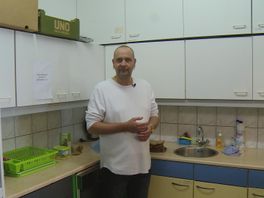 Johan smeert boterhammen voor arme kinderen in Bloemhof