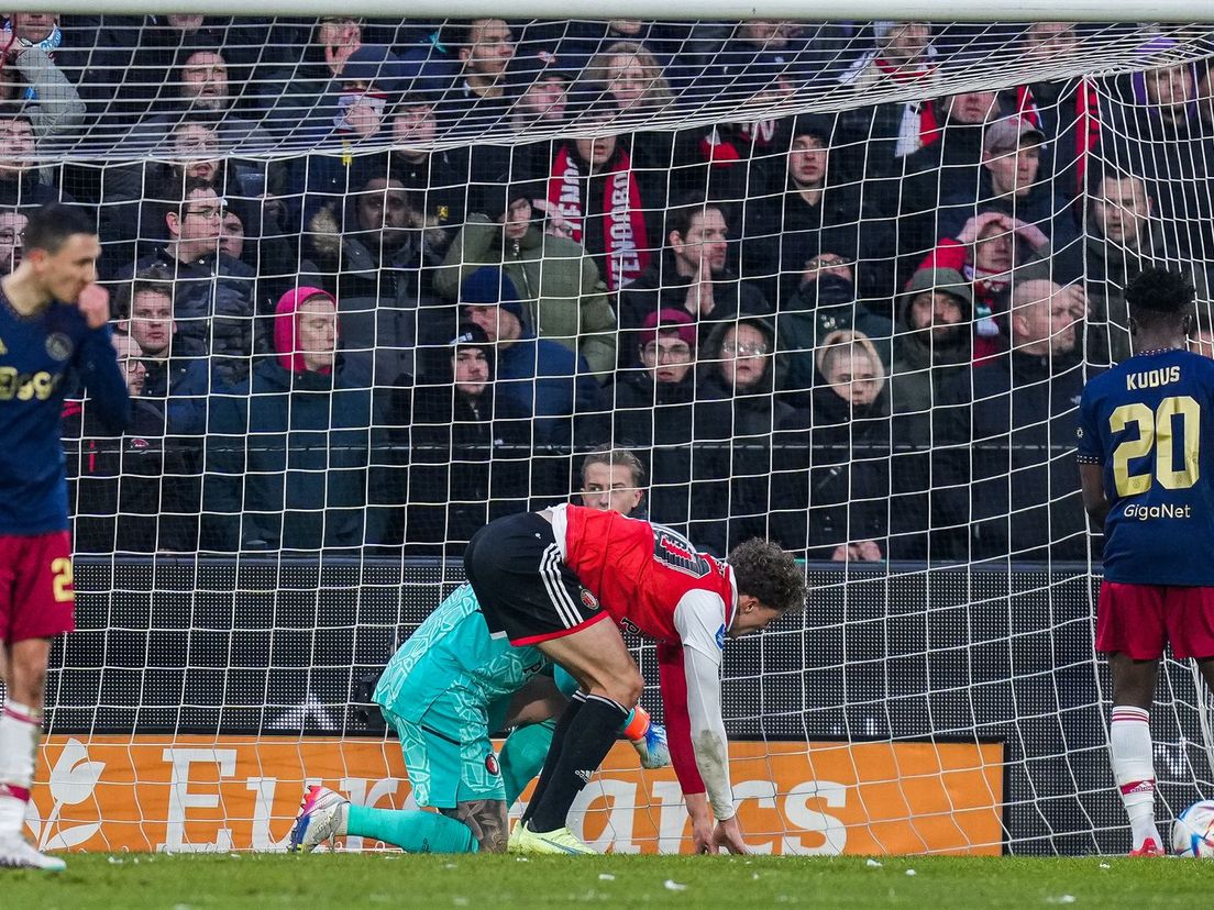 Mats Wieffer werkt ongelukkig de bal in het eigen doel bij Feyenoord-Ajax