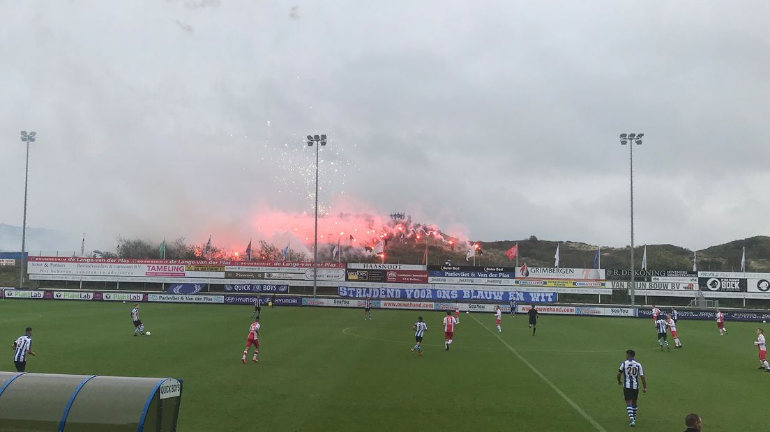 Publiek bij Quick Boys - IJsselmeervogels bekeek de wedstrijd vanuit buiten het sportcomplex