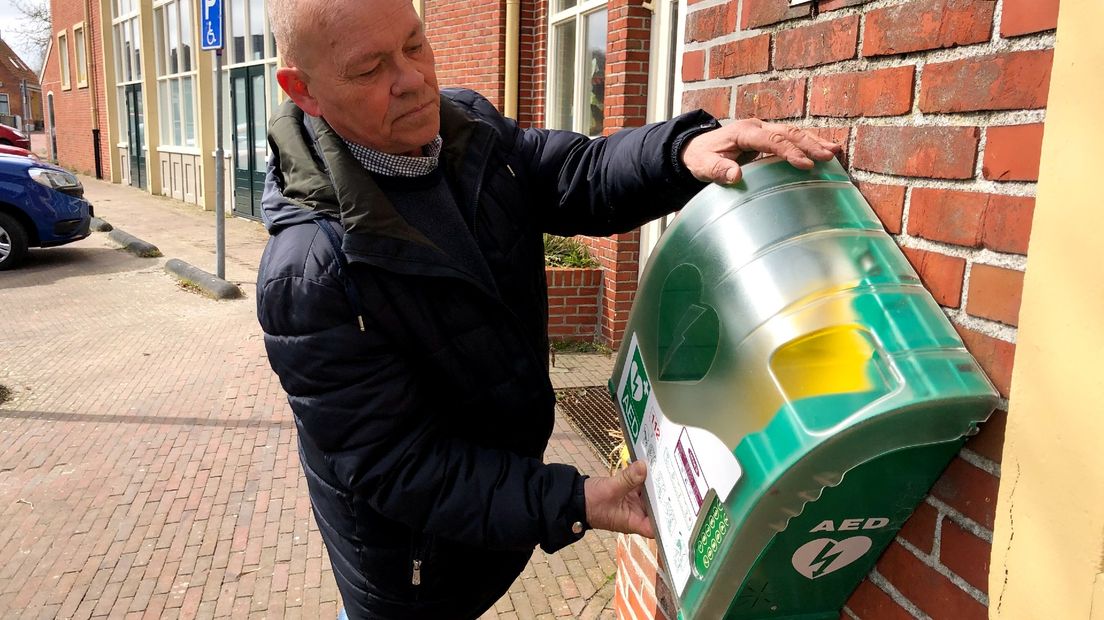 AED-specialist Henk Ros bij de vernielde kast