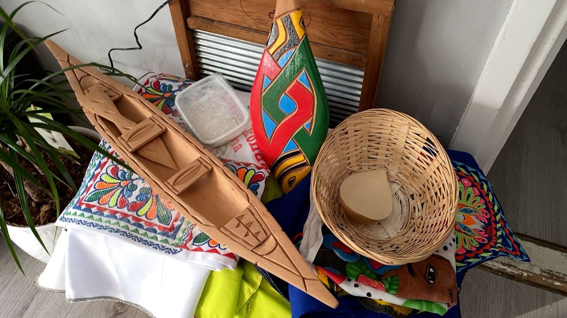 Chantal heeft in haar woonkamer een hoekje gemaakt met spullen die iets vertellen over haar achtergrond