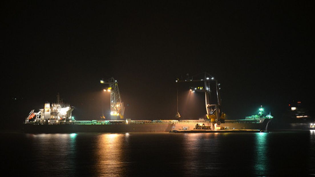 Kranen van overslagbedrijf Ovet legen een bulkcarrier in de Put van Terneuzen