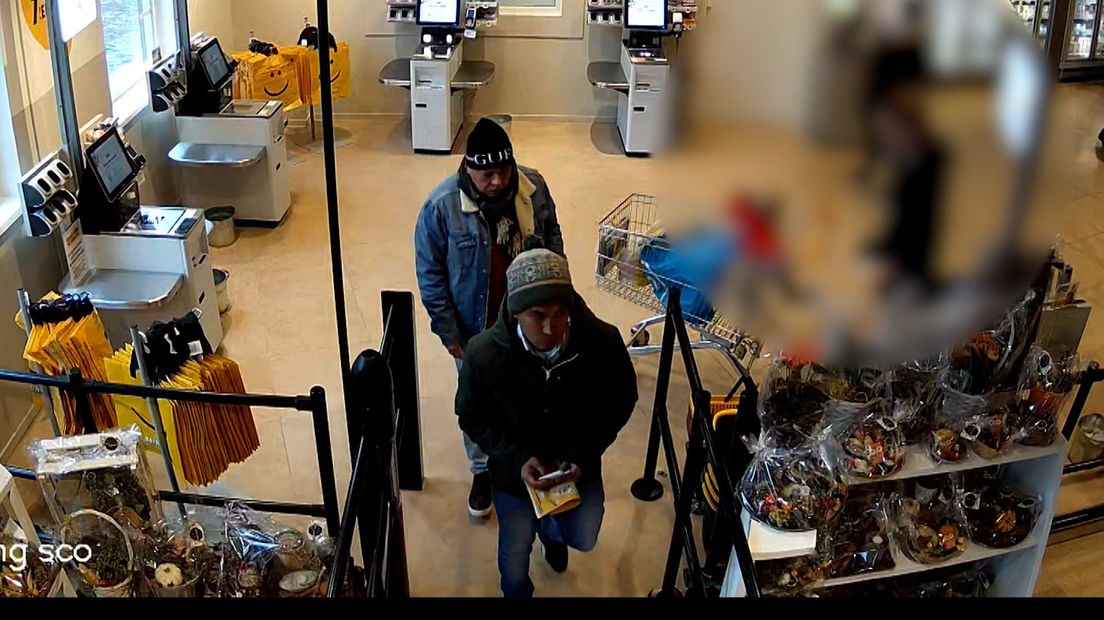 De politie zoekt onder meer deze mannen voor mobiel banditisme.
