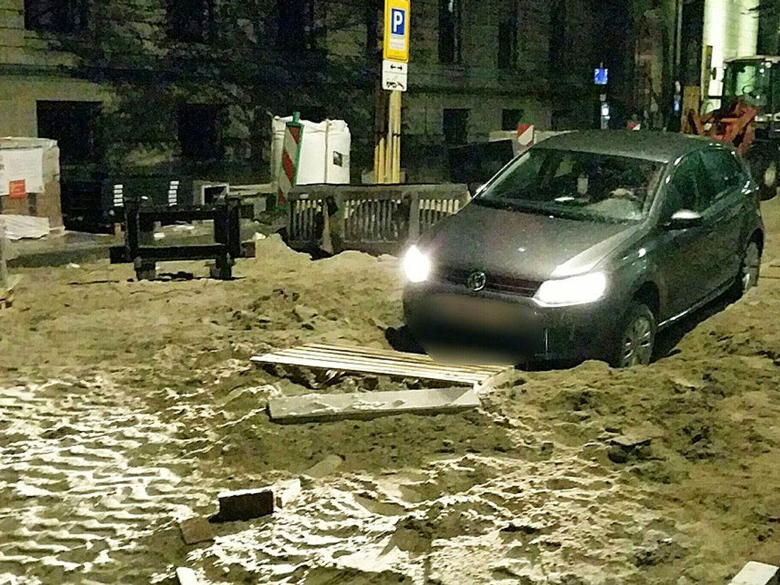 De automobilist moest zelf de auto uitgraven (Foto via Twitter: Politie Rotterdam-Centrum