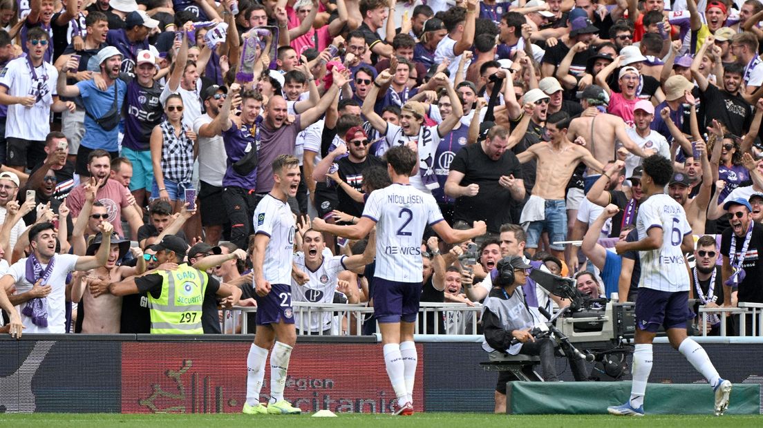 Vreugde bij Dallinga (l) na een treffer tegen Lorient