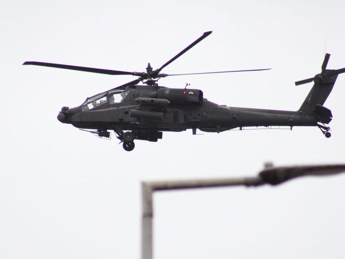Gevechtshelikopter oefent boven Rotterdam