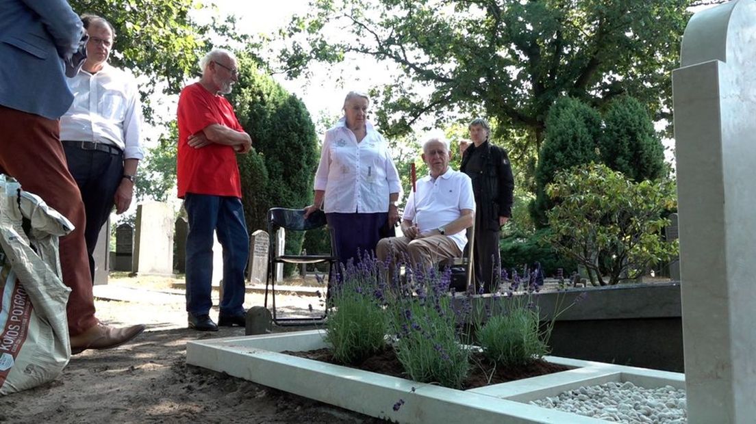 Hans Steentjes (83) bekijkt het nieuwe graf van zijn vader
