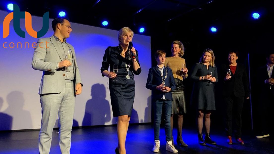 Burgemeester Agnes Schaap brengt een toost uit