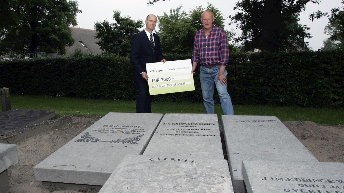 Gift voor restauratie familiegraf Wubben in Rouveen