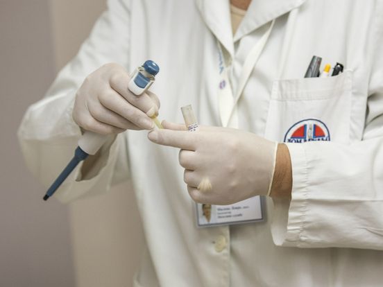 Mand zwart Megalopolis Zoek het uit! - Waarom dragen dokters een witte jas? - RTV Drenthe