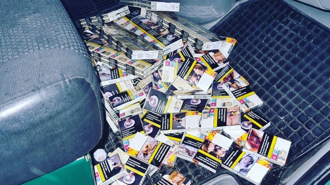 De politie vond bijna 600 pakjes sigaretten