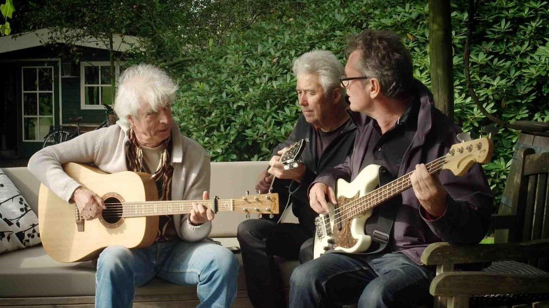 Scene uit Gitaarjongens met o.a. Hennie Vrienten