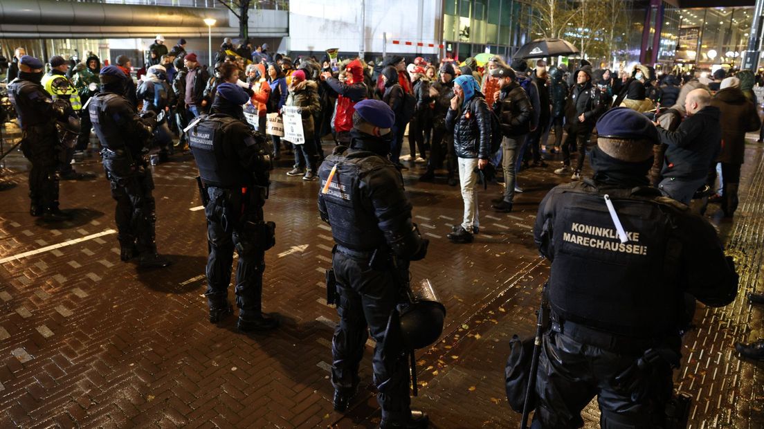 Marechaussee vormt een linie bij Turfmarkt