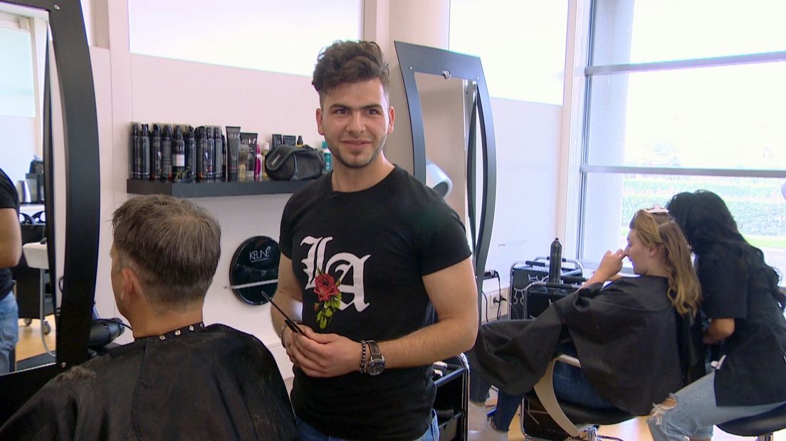 Bashar is al zes jaar kapper en leert nu hoe hij vrouwen moet knippen