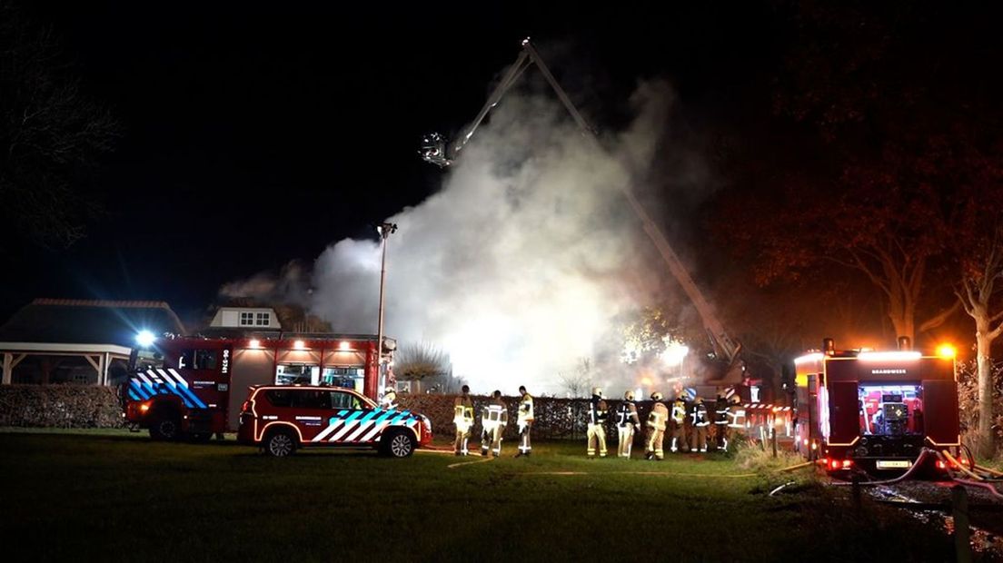 Vrienden van de door de brand getroffen bewoners zamelen geld in.