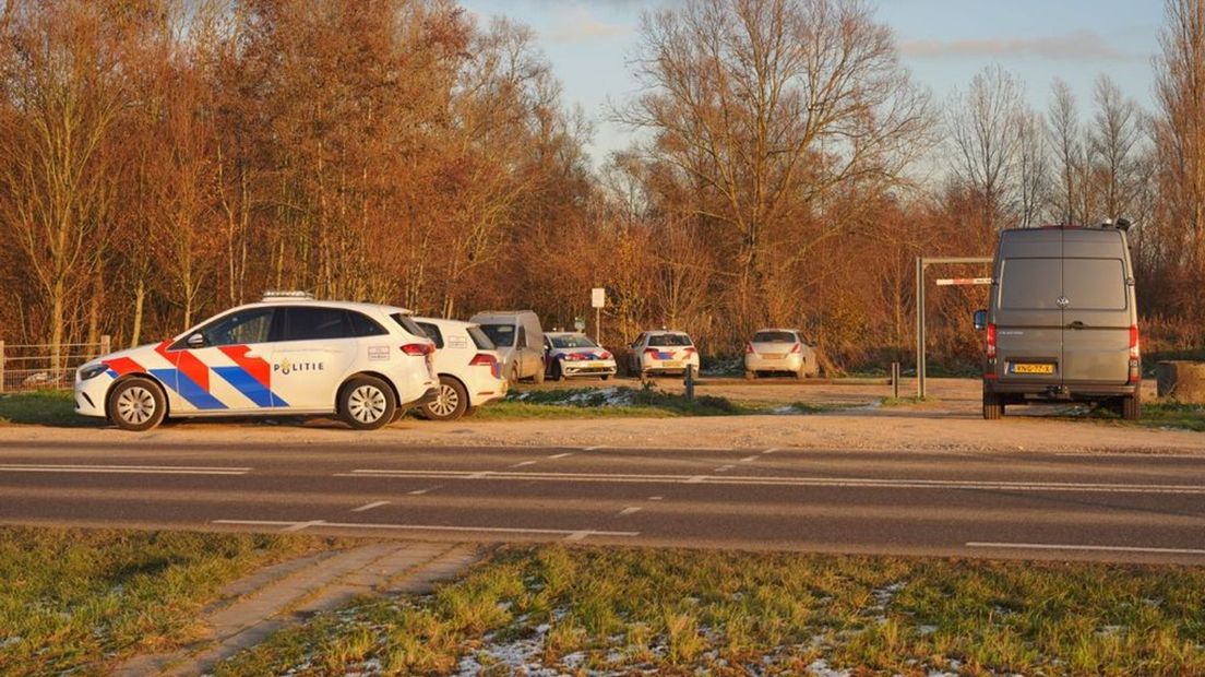 De politie kwam met meerdere voertuigen ter plaatse
