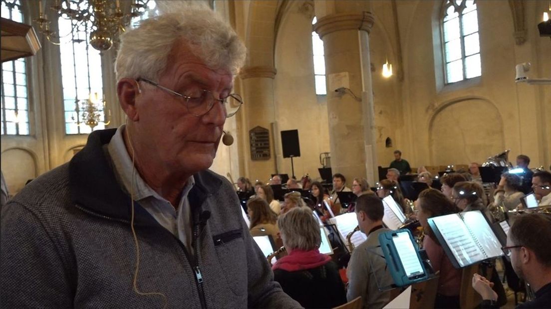 Verteller Henk Hofman speelt Derk Voskuil.