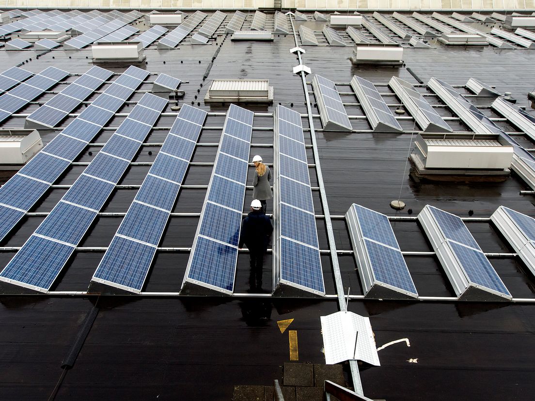 De gemeente plaatst de panelen op daken van gemeentepanden (Rechten: Koen van Weel/ANP)