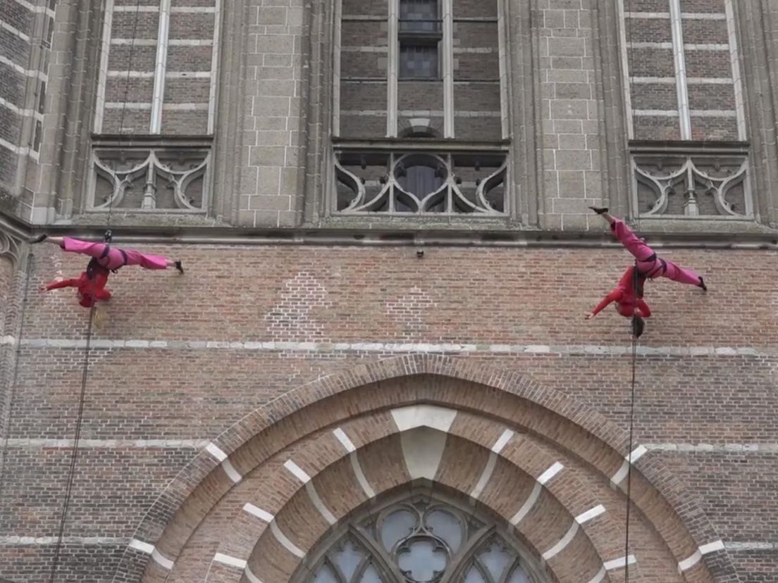 Natasja Bode en Suzanne de Bekker abseilen al dansend van de Laurenskerk