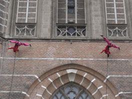 Deze vrouwen abseilen al dansend van de Laurenskerk: 'Zodra ik mijn harnas aan heb, vind ik alles leuk'