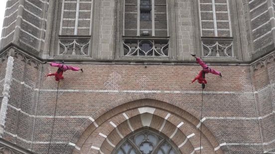 Deze vrouwen abseilen al dansend van de Laurenskerk: 'Zodra ik mijn harnas aan heb, vind ik alles leuk'