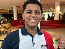 Manish (16) kreeg jeugdlintje voor helpen andere jongeren: 'Het geeft een goed gevoel'