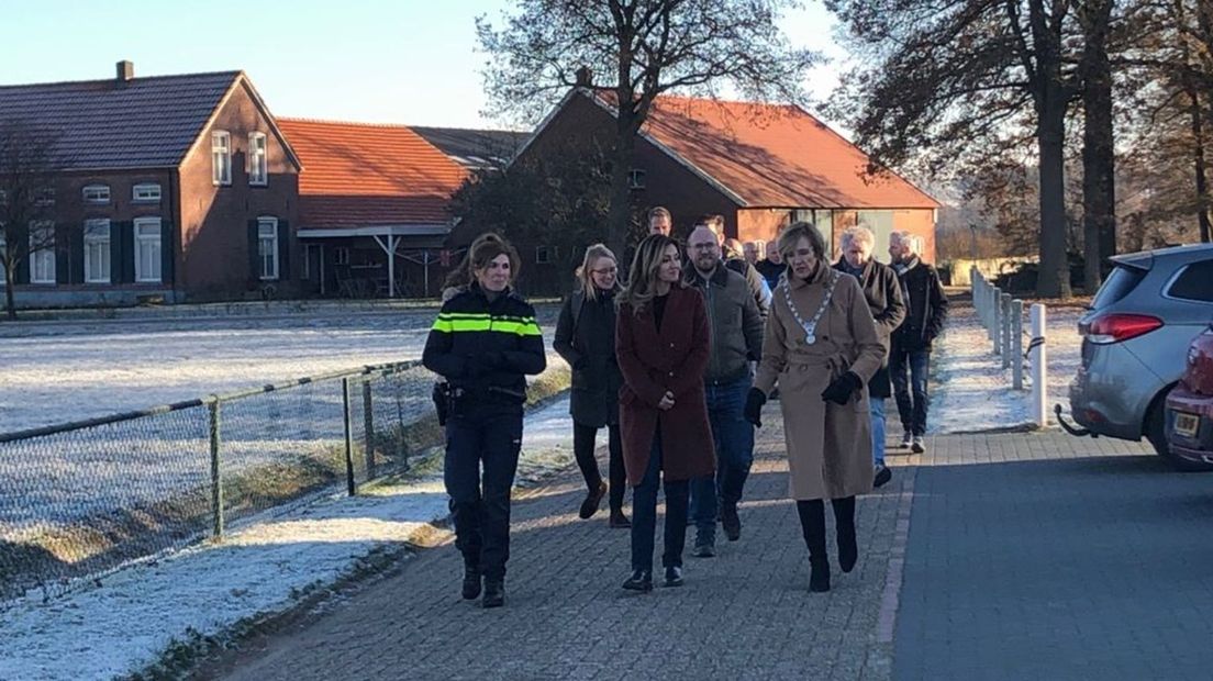 De minister (midden) in gesprek over ondermijning